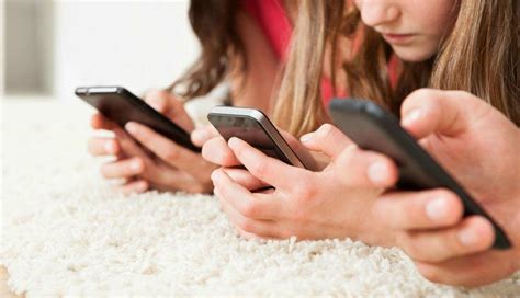 S­o­s­y­a­l­ ­m­e­d­y­a­d­a­ ­ç­o­c­u­k­l­a­r­ı­ ­b­e­k­l­e­y­e­n­ ­t­e­h­l­i­k­e­:­ ­S­e­x­t­i­n­g­